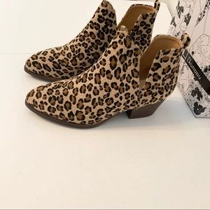 Chinese Laundry Faux Fur Leopard Boots 2" Heel 8.5M NIB